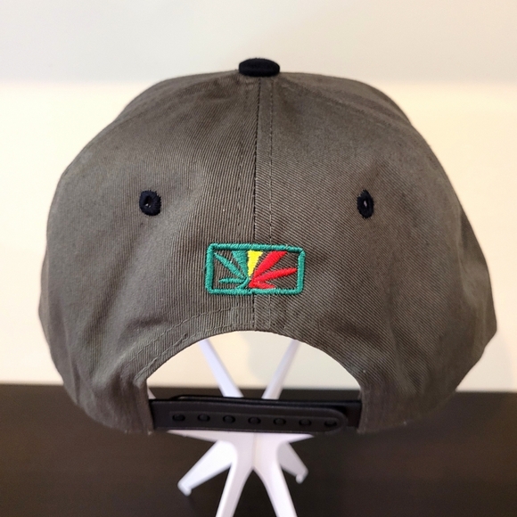 Embroidered Multicolor Superman Symbol Weed Patch Gray and Black Snapback - Picture 4 of 4